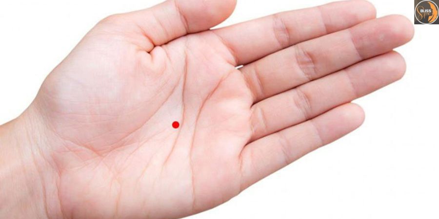 Nốt ruồi son trong lòng bàn tay phải của nam giới